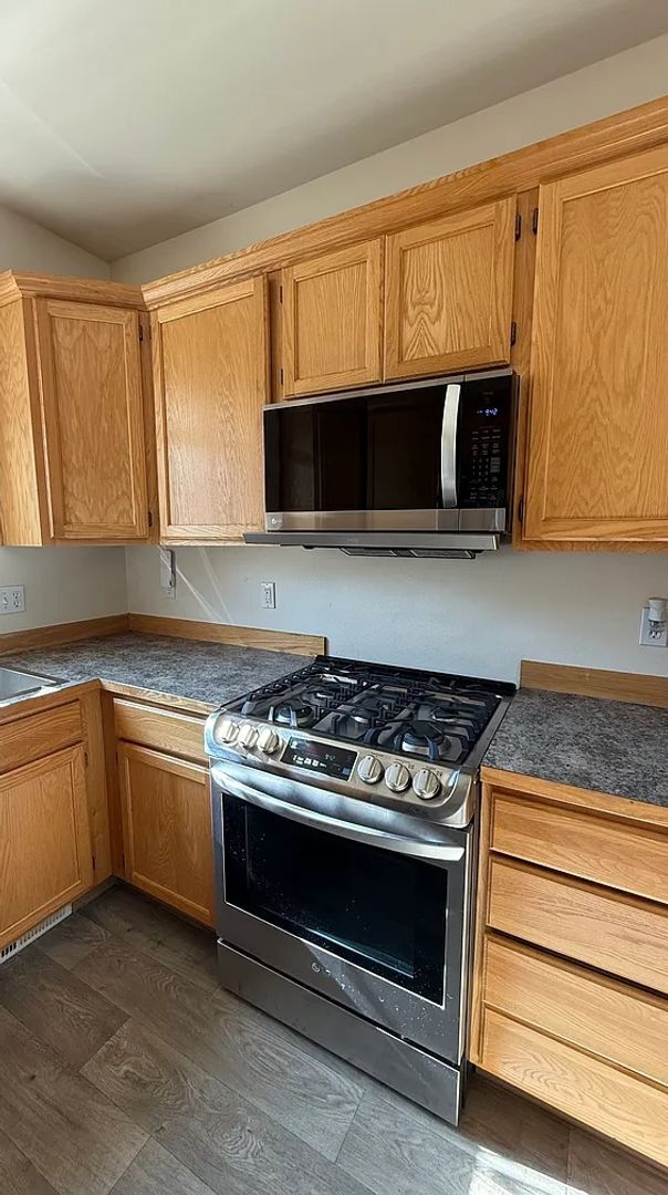 Building Photo - Spacious 3 Bedroom, 3 Bath End-Unit Condo ...