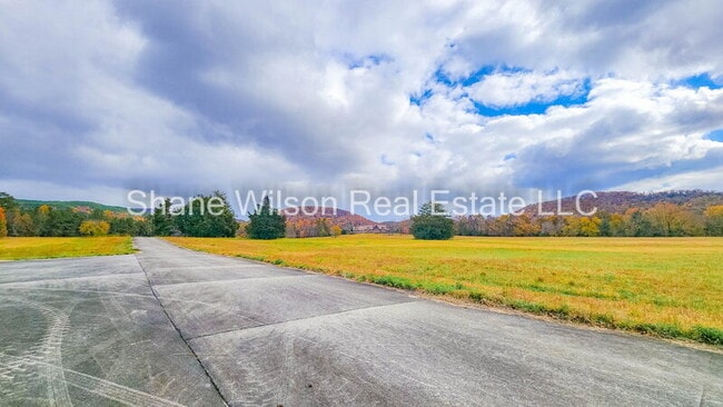 Building Photo - 218 Sugar Hollow Rd