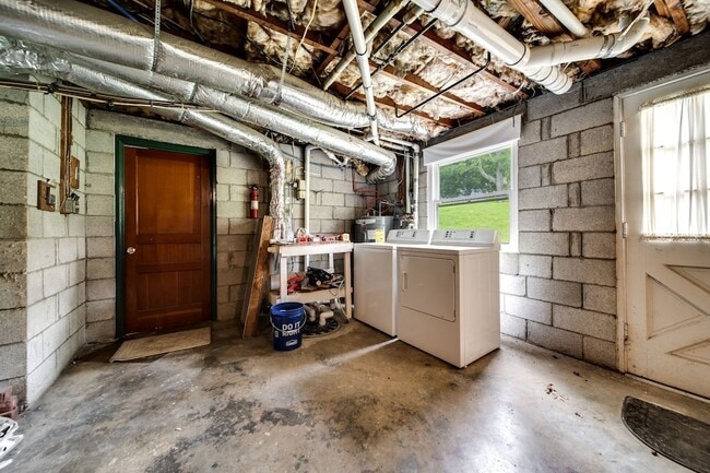 Building Photo - 411 Westchester Dr