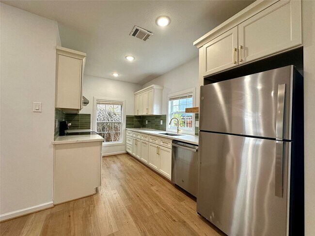 Building Photo - 808 Oakhurst St