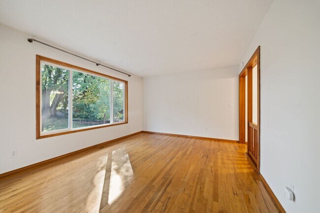 Building Photo - 9394 SE Mason Cir