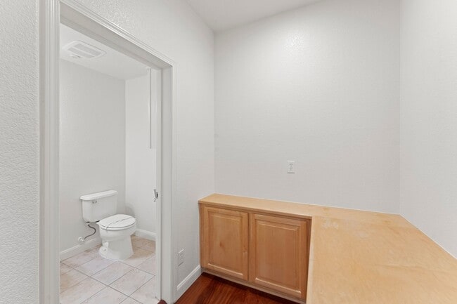 Building Photo - CONVENIENT & LUXURIOUS TOWNHOME BEAUTIFULL...