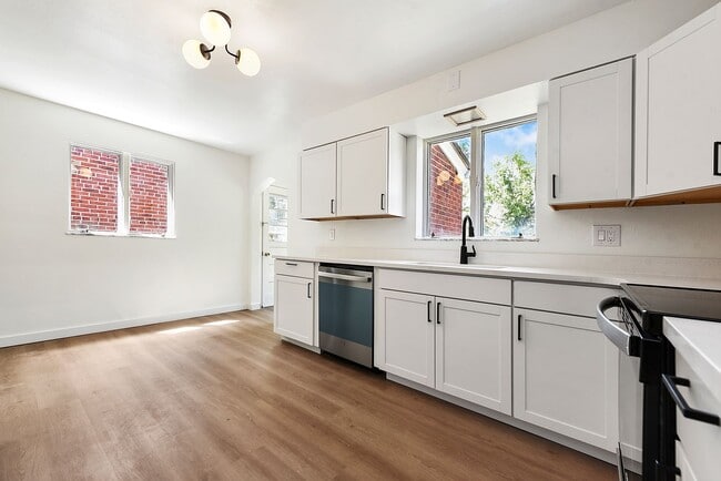 Building Photo - Remodeled 2 bedroom with backyard