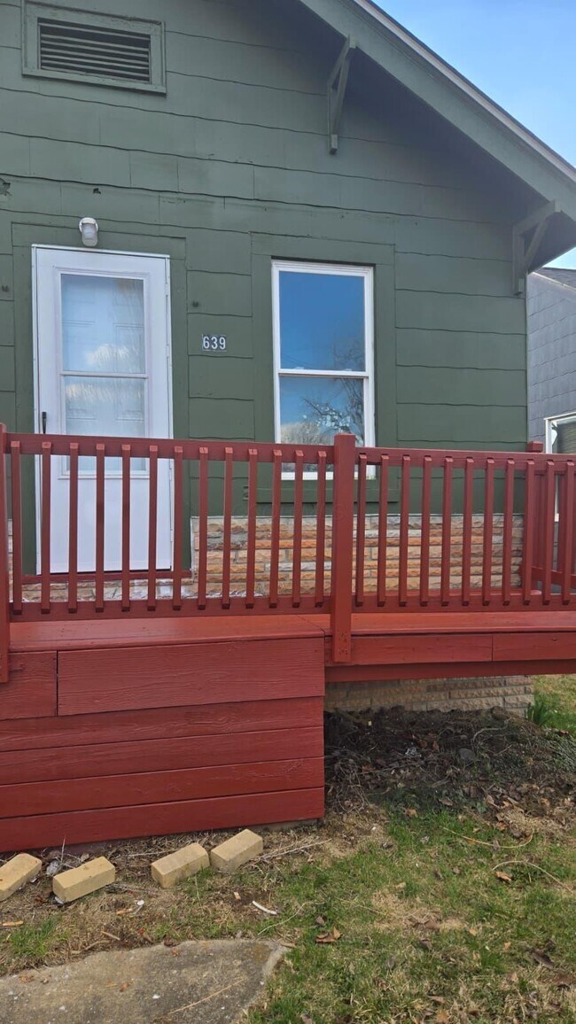 Building Photo - 639 S Waverly St