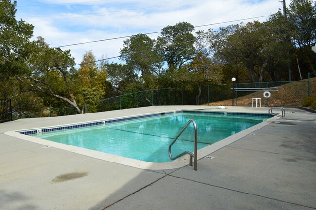 Building Photo - Updated Two Bedroom Condo with Views of th...