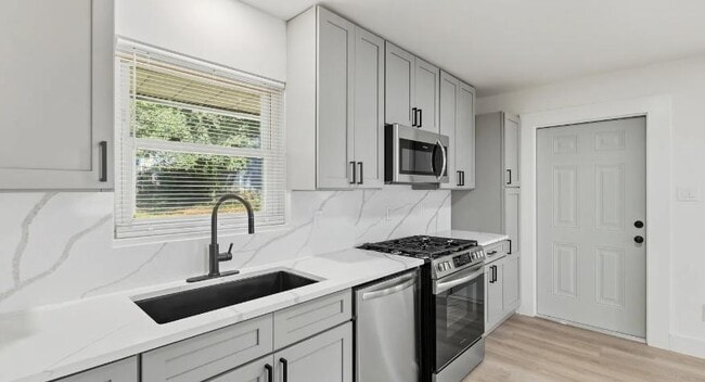 Building Photo - 413 Solar Dr