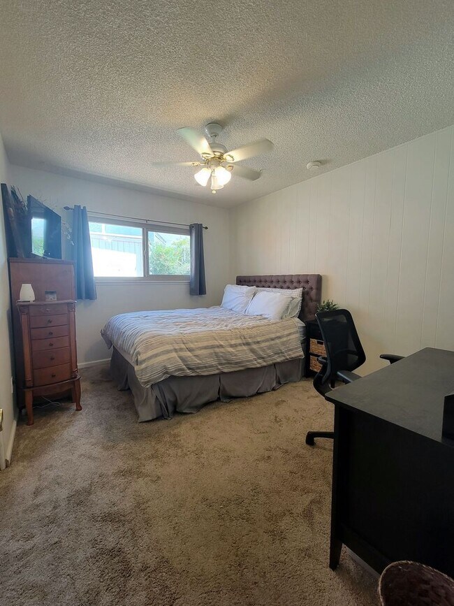 Building Photo - Darling, Move-In Ready Home in Highly Sought After Neighborhood w/ a Great View!!