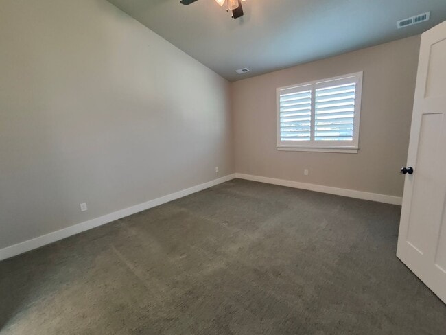 Building Photo - Spacious 4 bed/2.5 bath Home!
