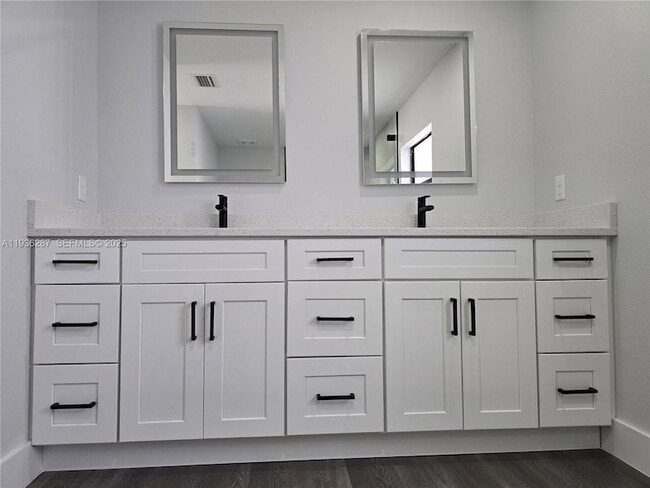 Building Photo - 1605 W 11th St