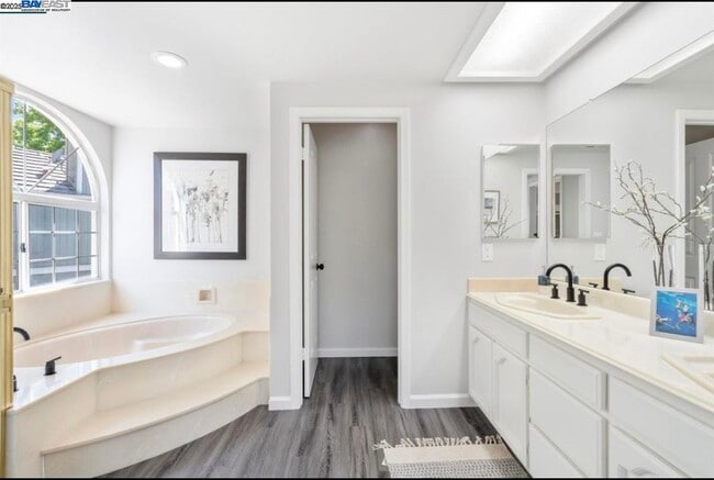 Building Photo - 5 Stuart Pl