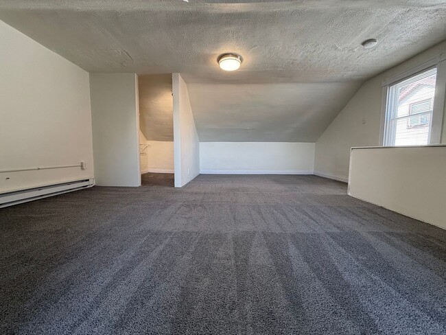 Building Photo - Updated 4BR / 2 Bath Home with off-street parking!