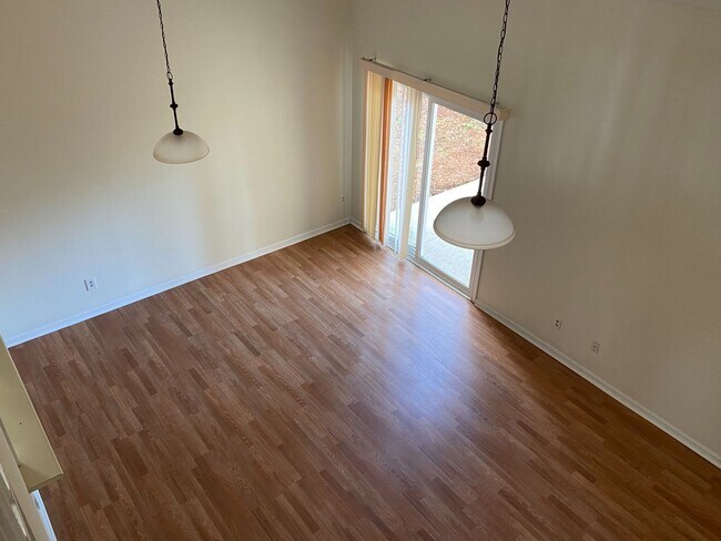 Building Photo - Student Friendly Home 208 Hillsdale Drive