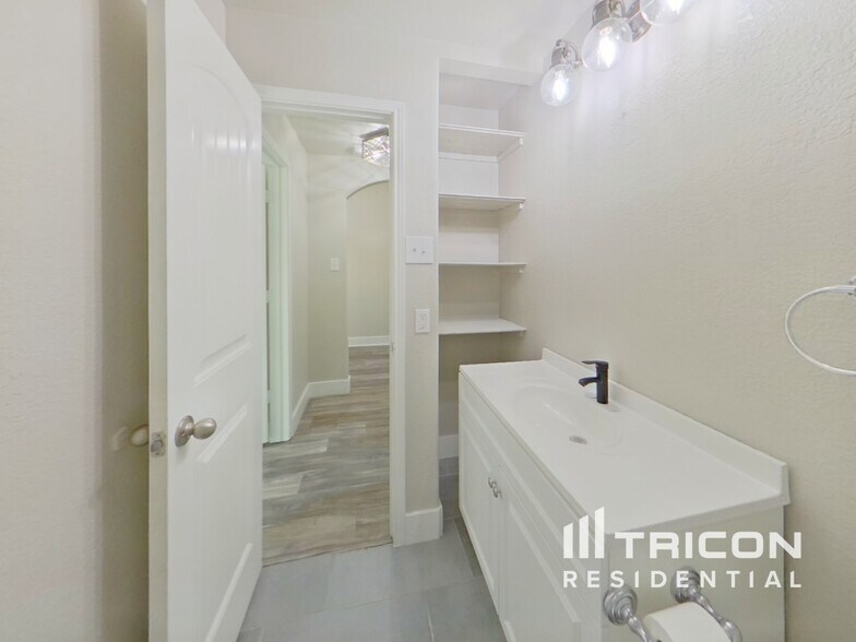 Building Photo - 1025 N Churchill Dr