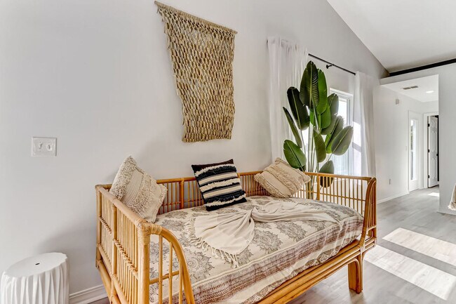 Building Photo - 156 Meadow Ave