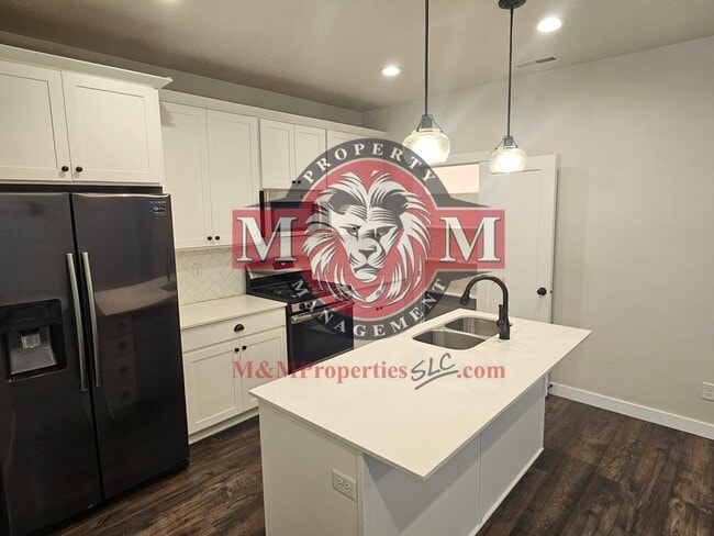 Building Photo - Great 3 Bd 2 Ba Townhome 2 Car Garage
