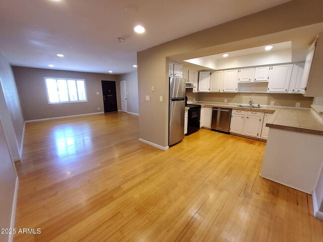 Building Photo - 2225 E Glenrosa Ave