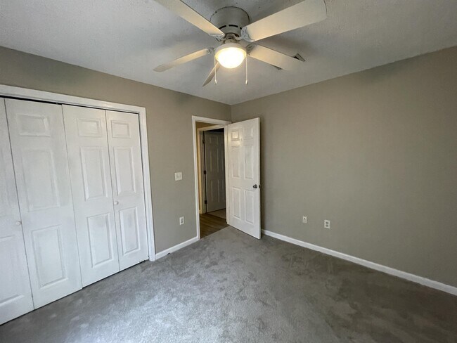 Building Photo - 487 Woodlawn Rd