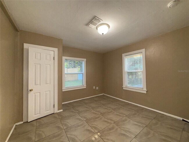 Building Photo - 1640 Salem Dr