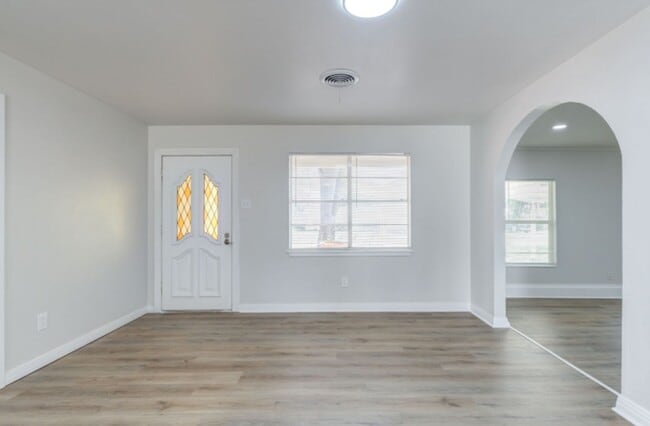 Building Photo - Newly remodeled 3 bad 2 bath near South Lo...