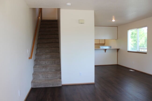 Building Photo - 3 bedroom, 2 1/2 bath home in quiet Scappoose neighborhood near parks
