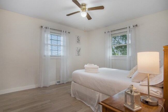 Building Photo - 2245 Lakeshore Dr