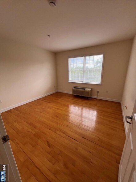 Building Photo - 333 Willow St