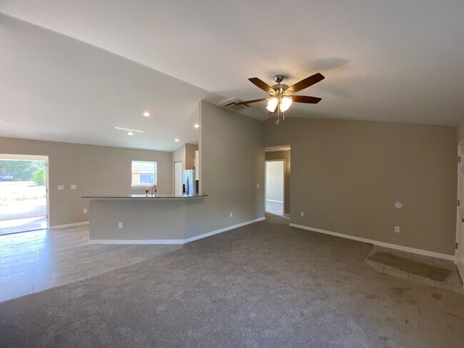 Building Photo - Desirable SE Ocala Neighborhood 3/2/2 *WON'T LAST*