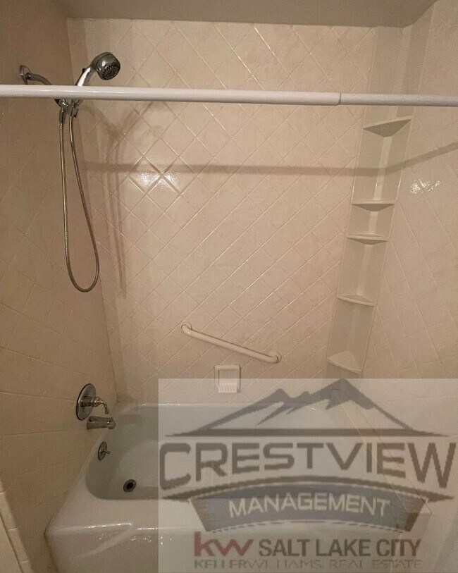 Building Photo - Charming East Sandy Home in a Prime Location