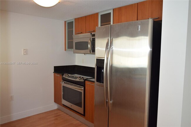Building Photo - 1800 N Bayshore Dr