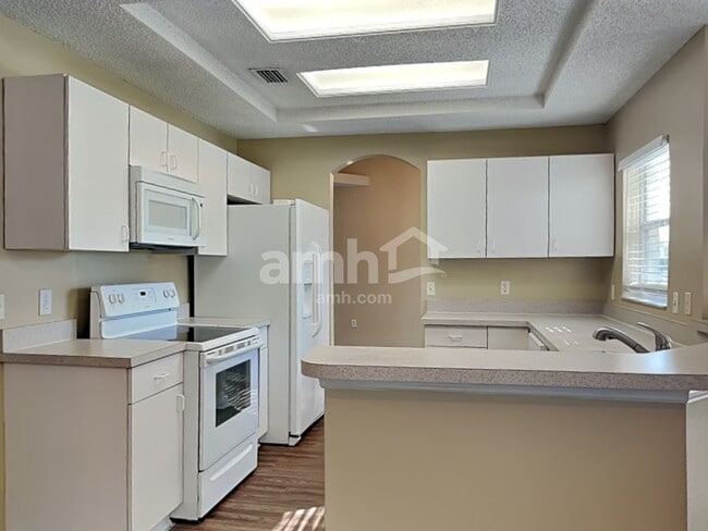 Building Photo - 558 Hatcher St SE