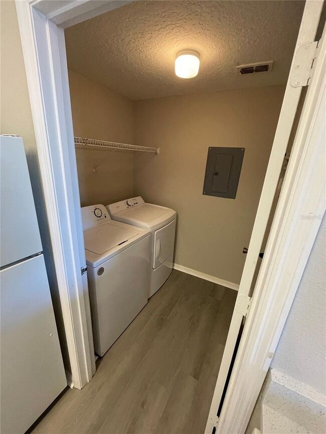 Building Photo - Awesome apartment in the heart of Metrowest!