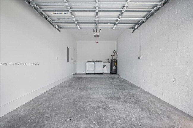 Building Photo - 1041 W Lakewood Rd