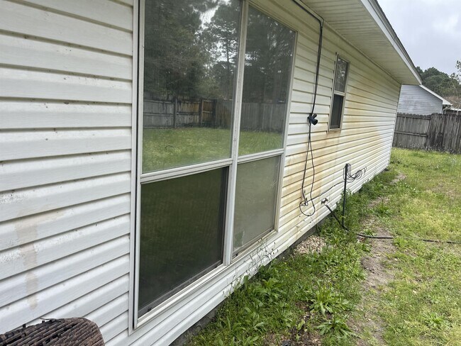 Building Photo - 2381 Hilton Dr