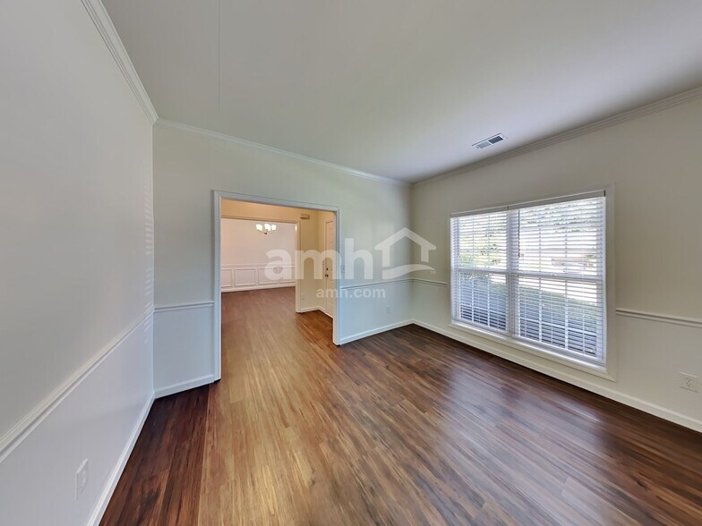 Building Photo - 952 Waldwick Dr