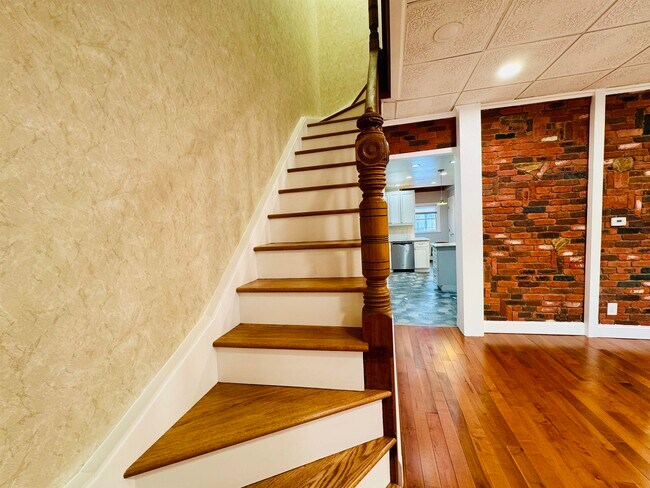 Building Photo - 16 W 51st St