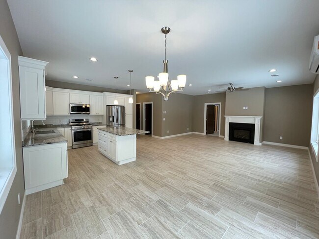 Building Photo - AVAILABLE AUGUST- 3 Bed 2 Bath Townhome In...