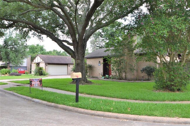 Building Photo - 15927 Tumbling Rapids Dr