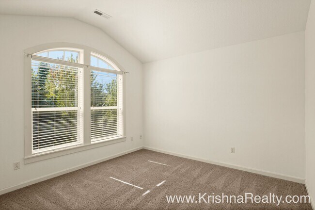 Building Photo - Stunning 4 BD* 2.5 BA* Single Family Home ...