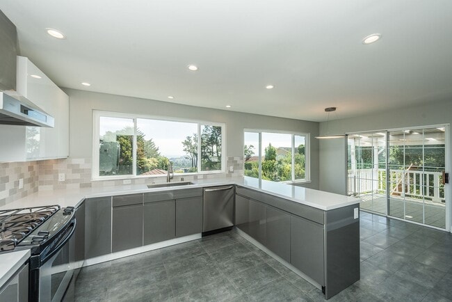 Building Photo - Updated 4 Bed / 2.5 Ba Home in Millbrae Mi...