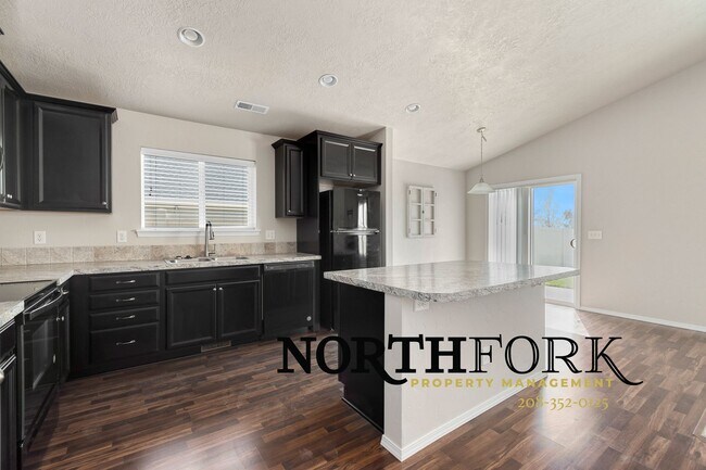 Building Photo - Great Nampa Rental with 3 car garage