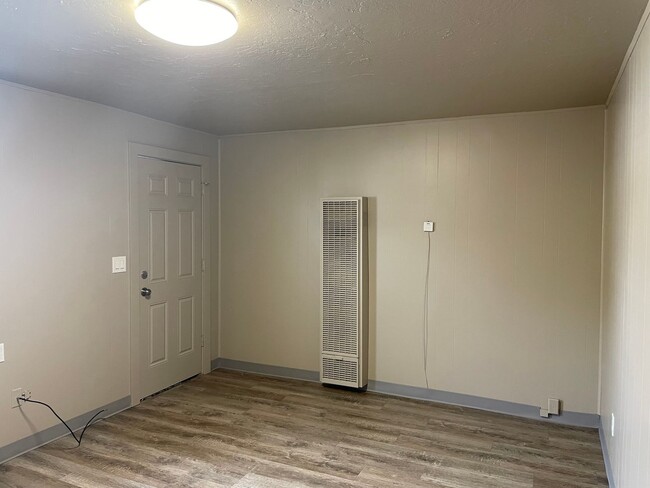 Building Photo - 1 Bedroom Apartment!