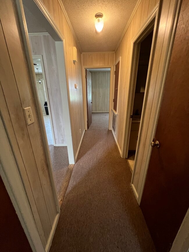 Building Photo - 2208 Candlewood Dr SW