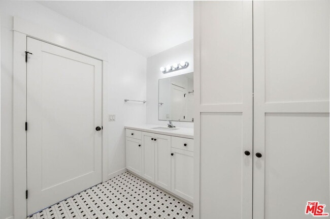 Building Photo - 1741 N Ave 46