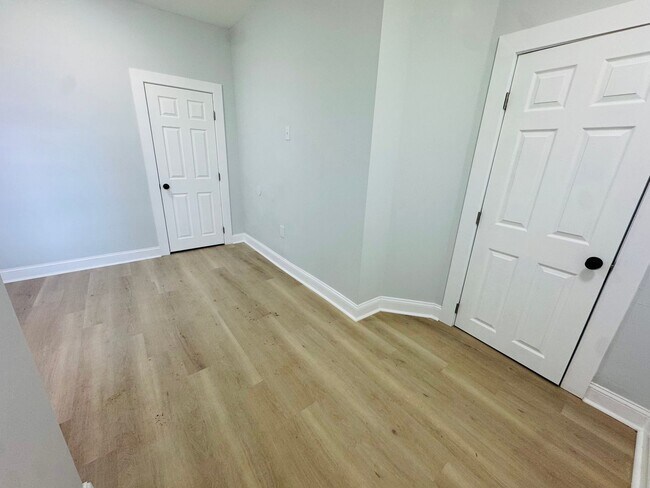 Building Photo - Remodeled Large 3bd/1.5 House with Rear ya...