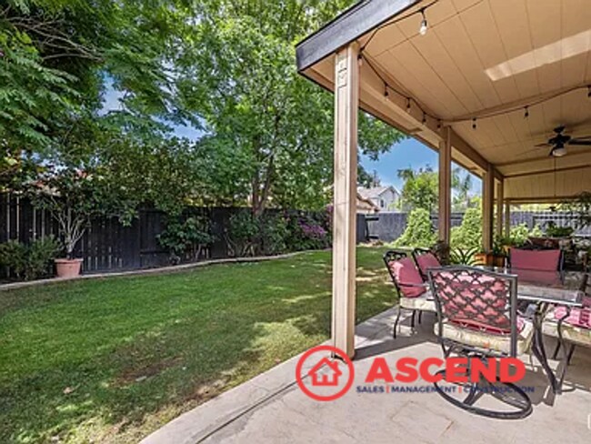 Building Photo - Stunning 4 Bedroom Home Off Brimhall Rd!