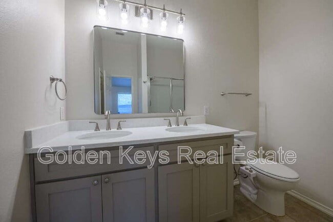Building Photo - 672 S Heights Dr