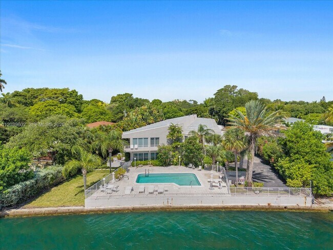 Building Photo - 6011 N Bayshore Dr