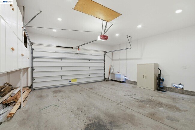 Building Photo - 325 Goshen Ct