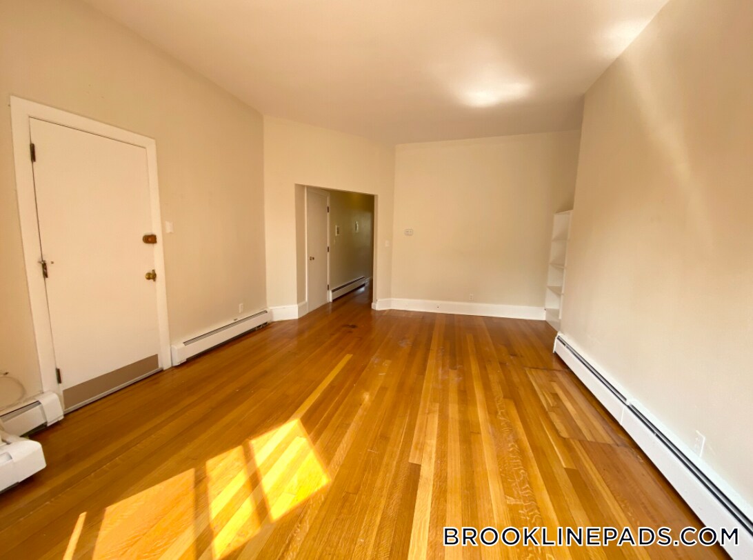 Building Photo - 1728 Beacon St