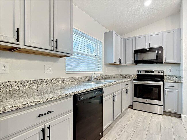 Building Photo - 3040 Lakes Crest Ave